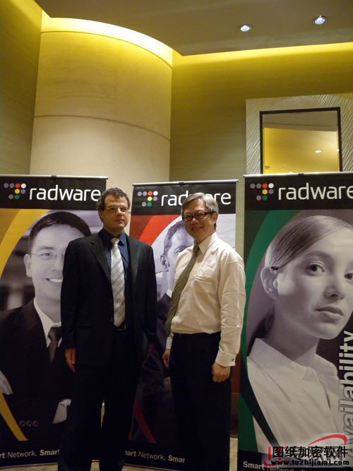 Radware DefensePro產(chǎn)品經(jīng)理Ziv Ichilov和Radware亞太區(qū)市場(chǎng)總監(jiān)黃志華
